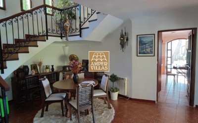 Beautiful Mediterranean villa with guest house and panoramic views.